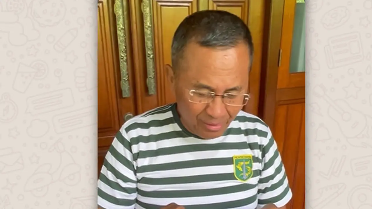 Dahlan Iskan makan pepaya juga biji pepaya. (Foto: Tangkapan layar video)