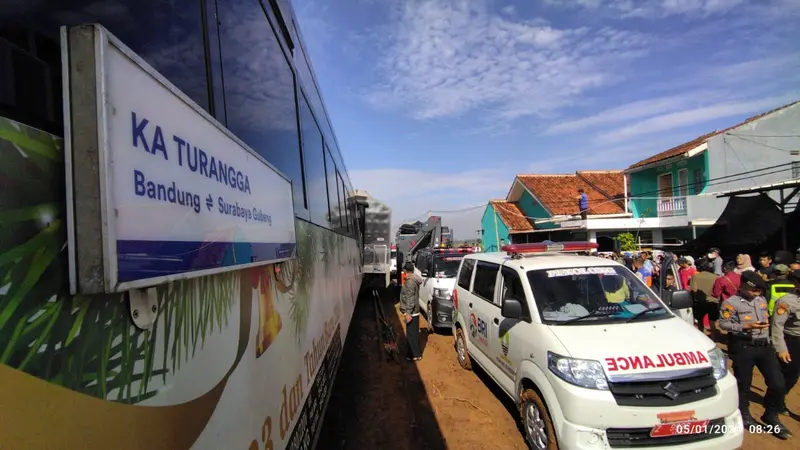 KAI melakukan evakuasi para korban kecelakaan kereta api KA Turangga vs KA Lokal Bandung Raya
