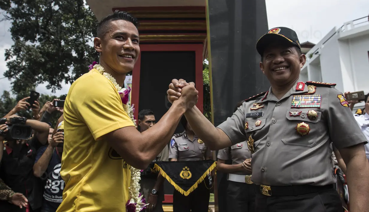 Kapolri, Tito Karnavian, menyambut kapten Bhayangkara FC, Indra Kahfi, saat tiba di PTIK, Jakarta, Selasa (12/12/2017). Menjadi juara Liga 1, pemain dan official Bhayangkara mendapatkan penghargaan dari Polri. (Bola.com/Vitalis Yogi Trisna)