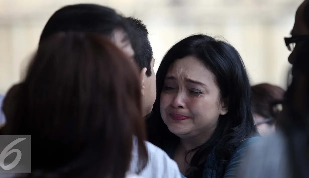 Julia Prasetyarini alias Uwi kolega mantan anggota Komisi V DPR Damayanti Wisnu Putranti menangis usai menjalani sidang putusan di Pengadilan Tindak Pidana Korupsi (Tipikor) Jakarta, Rabu (7/9). (Liputan6.com/Helmi Afandi)