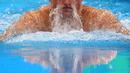 Perenang pria dari  United Kingdom, Adam Peaty saat bertanding di kategori gaya dada 100 meter pada Olimpiade Rio de Janeiro 2016 di Olympic Aquatics Stadium, Brasil (7/8). (REUTERS / David Gray)