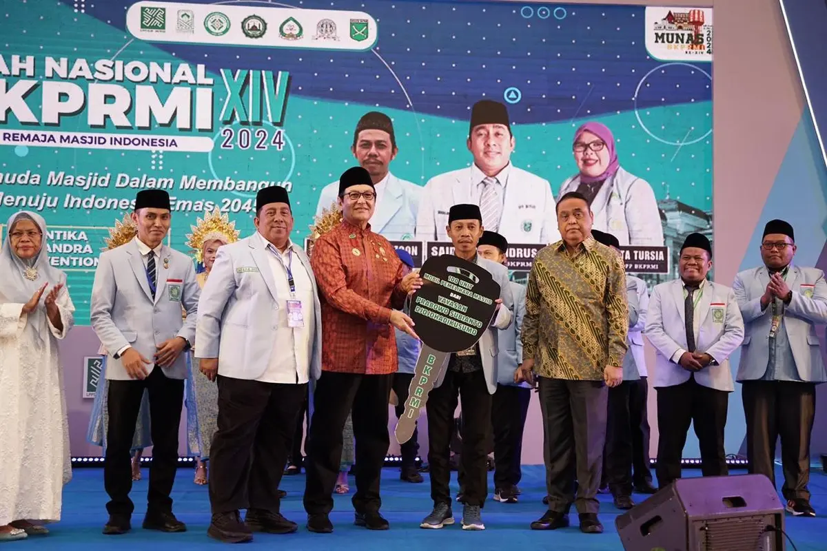 Prabowo Subianto menyumbangkan 100 unit mobil untuk perawatan masjid pada acara Munas ke-14 BKPRMI di Medan, Sumatera Utara, Jumat (9/8/2024).
