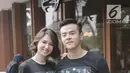 Pemain film Terbang Menembus Langit Laura Basuki dan Dion Wiyoko berpose untuk difoto usai jumpa pers film dikawasan Jakarta, Senin (16/4). (Liputan6.com/Faizal Fanani)