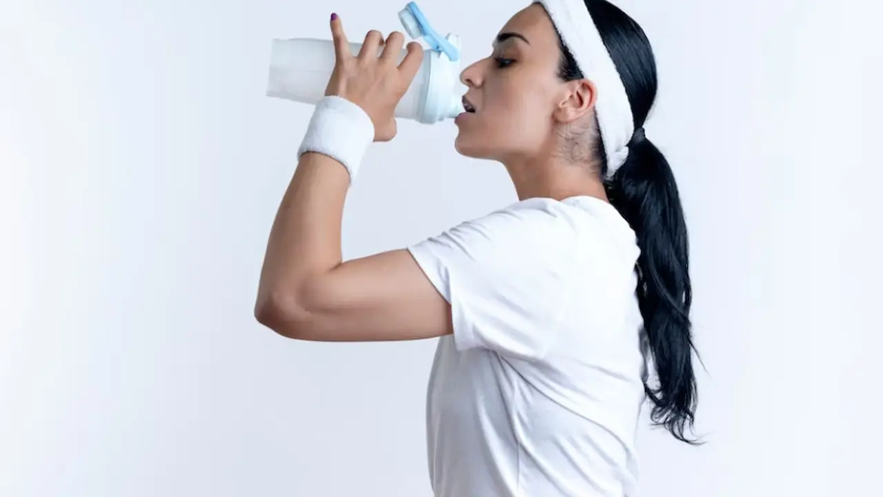 Seorang Wanita Sedang Meminum Air Putih