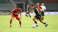 Egy Maulana Vikri (kanan) mencoba melewati Riswan Lauhin dalam pertandingan Dewa United melawan Persebaya Surabaya pada pekan ke-24 BRI Liga 1 di Stadion Pakansari, Kabupaten Bogor, Jumat (21/2/2025) malam WIB. (Bola.com/Abdul Aziz)