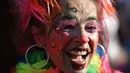 Ekspresi peserta yang mengenakan kostum badut saat mengikuti Parade Karnaval Clowns di pantai Sesimbra, Lisbon, Spanyol (12/2). Ribuan orang mengenakan kostum badut turut memeriahkan karnaval ini. (AP Photo / Armando Franca)