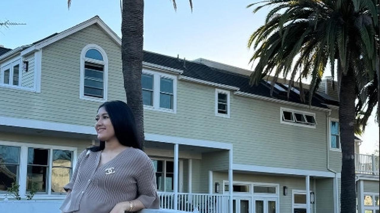 Erina dan Kaesang menikmati waktu jalan-jalan di California sebelum Erina memulai kuliah di Pennsylvania. Mereka berkeliling ke berbagai lokasi dengan semangat, meskipun baby bump Erina sudah cukup besar.<br>