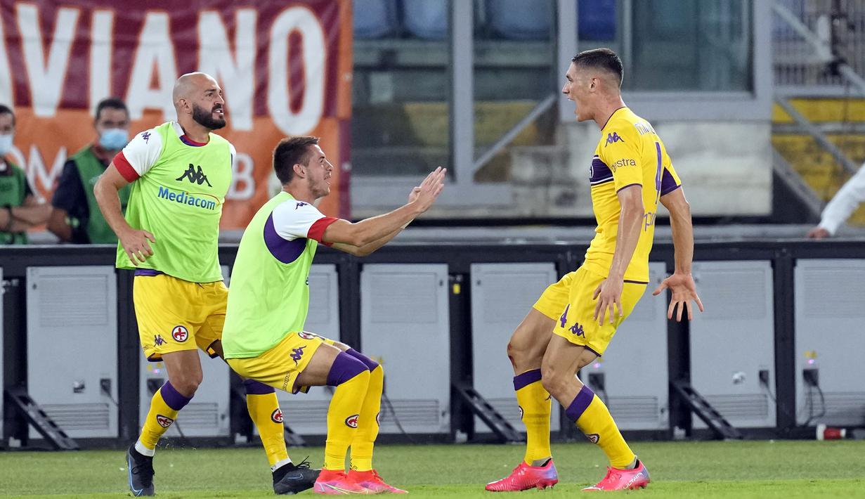 Fiorentina terus membombardir wilayang pertahanan AS Roma. Hasilnya, mereka mampu menyamakan kedudukan satu sama lewat Nikola Milenkovic di menit ke-60. (Foto: AP/Gregorio Borgia)