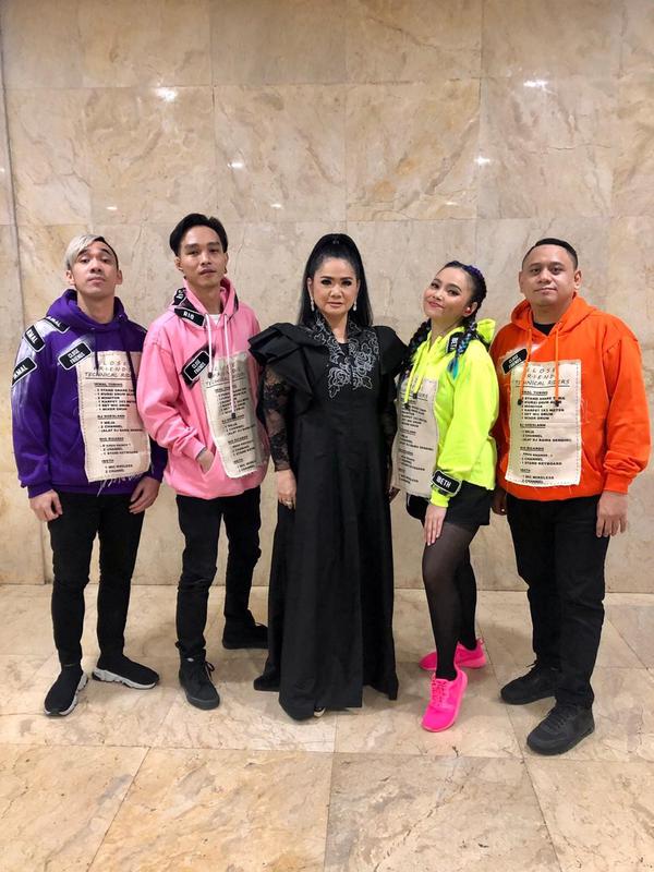 Vina Panduwinata punya band pengiring, namanya Close Friends. (ist)