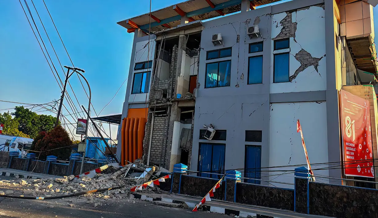 Sebuah bangunan tampak rusak setelah gempa berkekuatan magnitudo 7,7 mengguncang Ruteng, Manggarai, Nusa Tenggara Timur, Sabtu, 15 Agustus 2026. (AFP/ Selo)