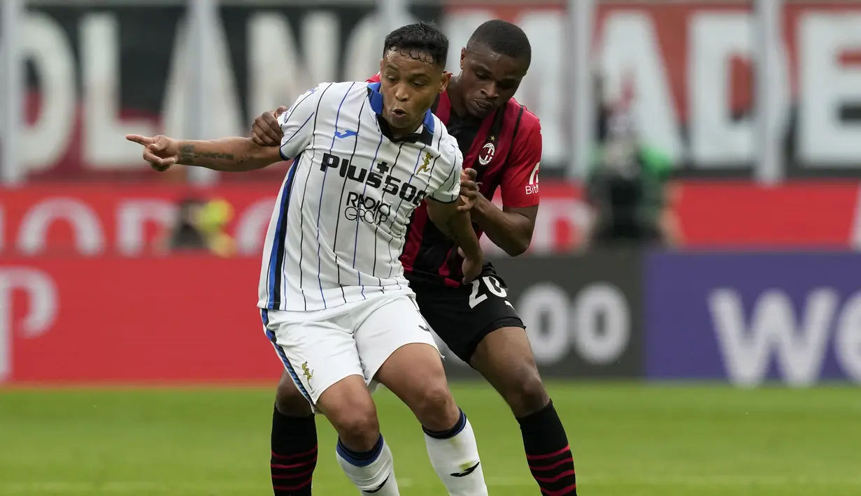 Tertinggal satu gol, Atalanta berusaha keras mencari gol penyeimbang. Namun usaha Luis Muriel dkk tak kunjung berbuah gol. (AP/Antonio Calanni)