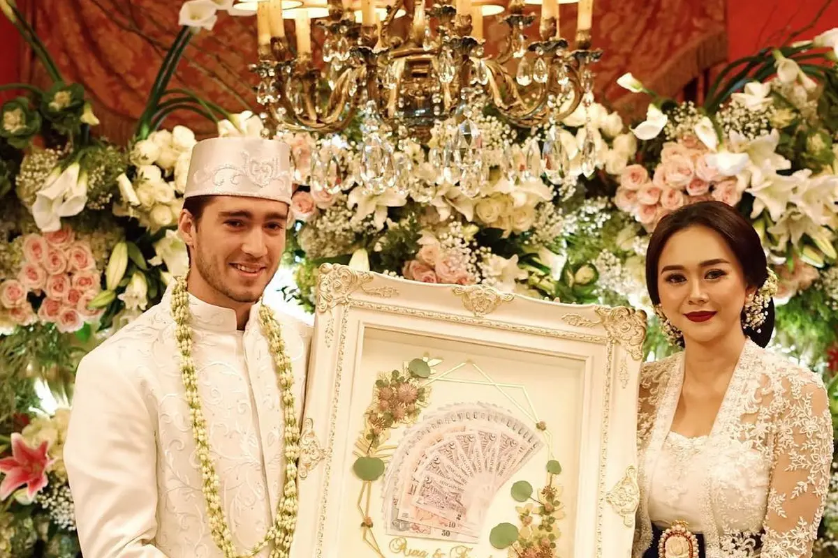 [Fimela] Foto Pernikahan Aura Kasih