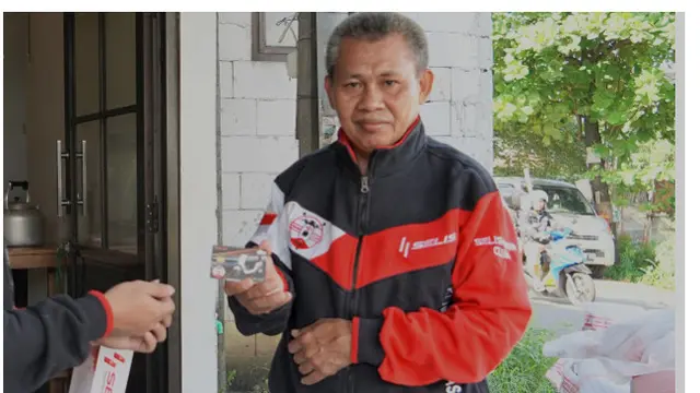 Nureman dengan member card Selis dan jaket Selis. Dok Selis