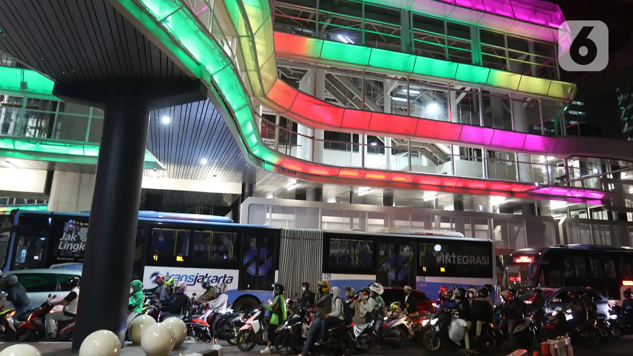 FOTO: Cahaya Warna-warni Hiasi Halte Transjakarta CSW