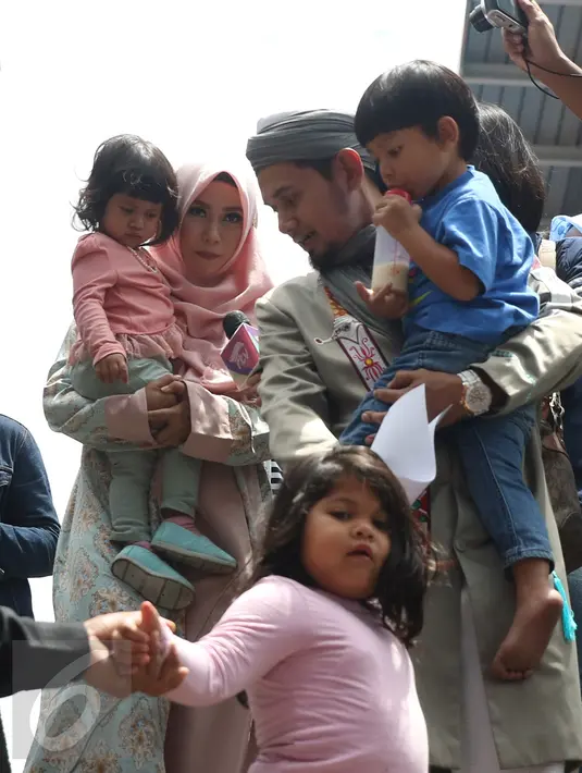 Keluarga Ustadz Guntur Bumi (UGB) usai mengisi sebuah acara di kawasan Tendean, Jakarta, Rabu (16/11). UGB mengaku telah rujuk kembali dengan Puput Melati. (Liputan6.com/Herman Zakharia)
