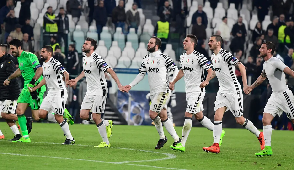 Para pemain Juventus melakukan selebrasi usai berhasil lolos ke babak perempat final Liga Champions, setelah mengalahkan Porto 1-0 (agregat 3-0) di Turin, Italia, (15/3). (AFP Photo/Miguel Medina)