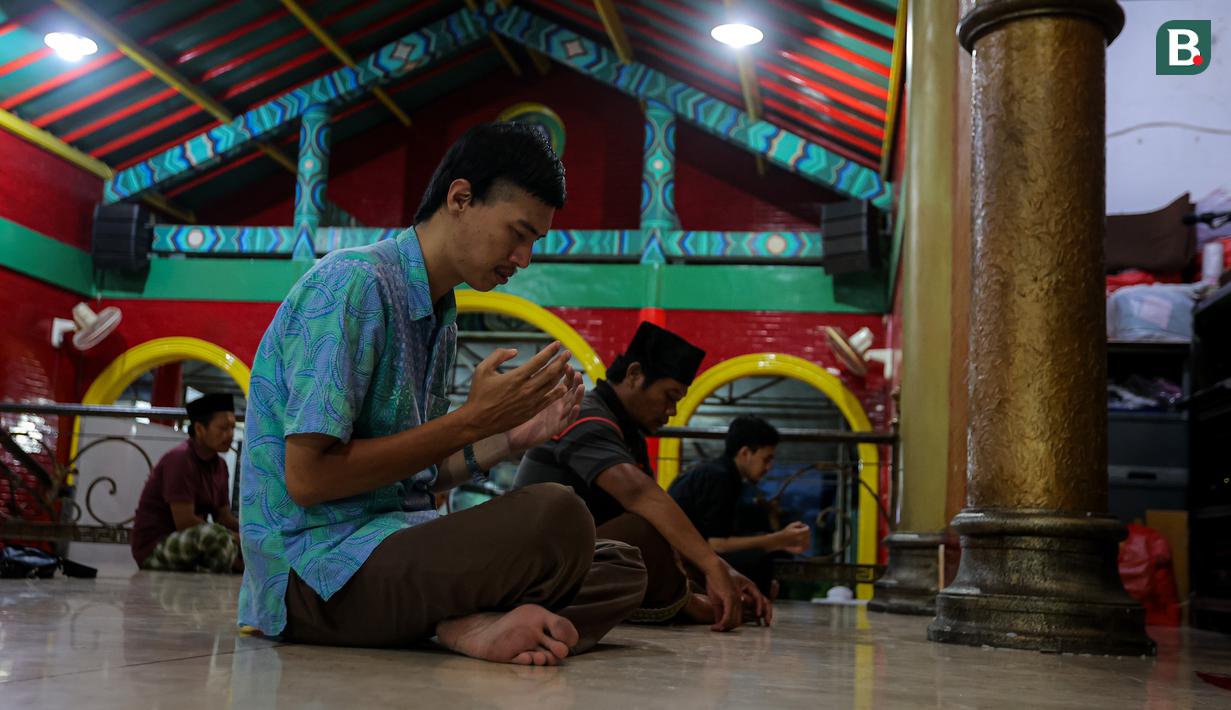 <p>Sejumlah orang berdoa setelah melakukan ibadah salat magrib berjamaah di Masjid Cheng Ho, Genteng, Surabaya pada Selasa (14/11/2023). (Bola.com/Bagaskara Lazuardi)</p>