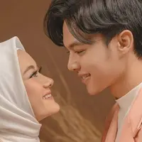 Potret kemesraan Dinda hauw dan Rey Mbayang saat sesi post wedding. (Sumber: Instagram/@riomotret)