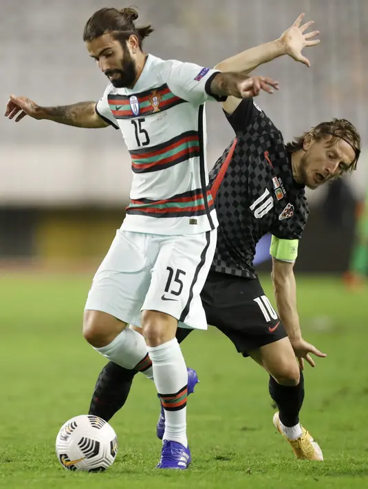 Gelandang Kroasia, Luka Modric berusaha merebut bola pemain Portugal, Sergio Oliveira pada pertandingan UEFA Nations League di stadion Poljud di Split, Kroasia, Selasa (17/11/2020). Portugal menang tipis atas Kroasia 3-2. (AP Photo / Darko Bandic)