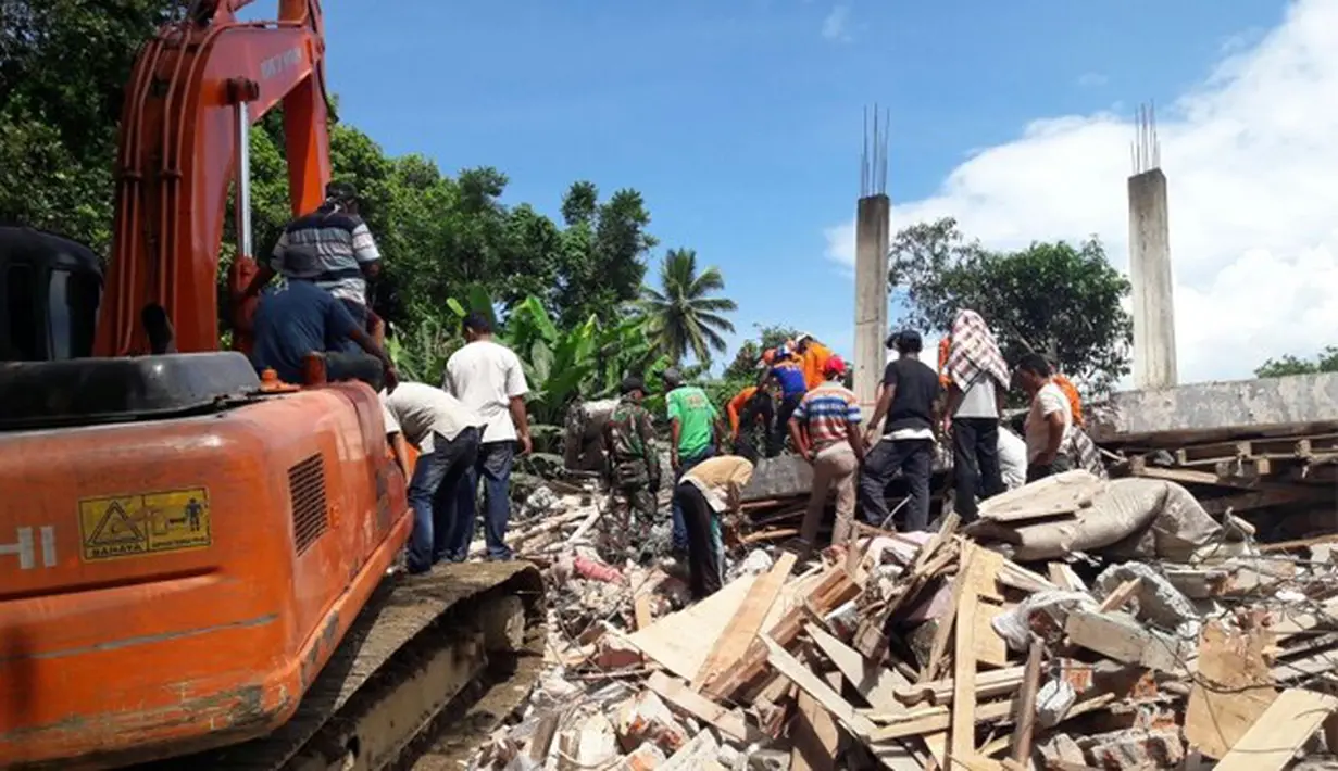 Aceh kembali diguncang gempa. Gempa berkekuatan 6,4 Skala Richter (SR) ini mengguncang Kabupaten Pidie Jaya, Aceh. Gempa itu membuat banyak masyarakat panik, lantaran kejadian 12 tahun silam.  (Liputan6.com/Windi)