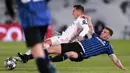 Pemain Real Madrid, Lucas Vazquez, berebut bola dengan pemain Atalanta, Robin Gosens, pada laga Liga Champions di Stadion Alfredo di Stefano, Rabu (17/3/2021). Real Madrid menang dengan skor 3-1. (AP/Bernat Armangue)