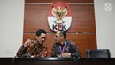 Juru Bicara KPK Febri Diansyah (kiri) berbincang bersama Kepala Biro Humas BPK Yudi Ramdan Budiman jelang memberikan keterangan terkait dugaan suap auditor Badan Pemeriksa Keuangan di Gedung KPK, Jakarta, Jumat (22/9). (Liputan6.com/Helmi Fithriansyah)