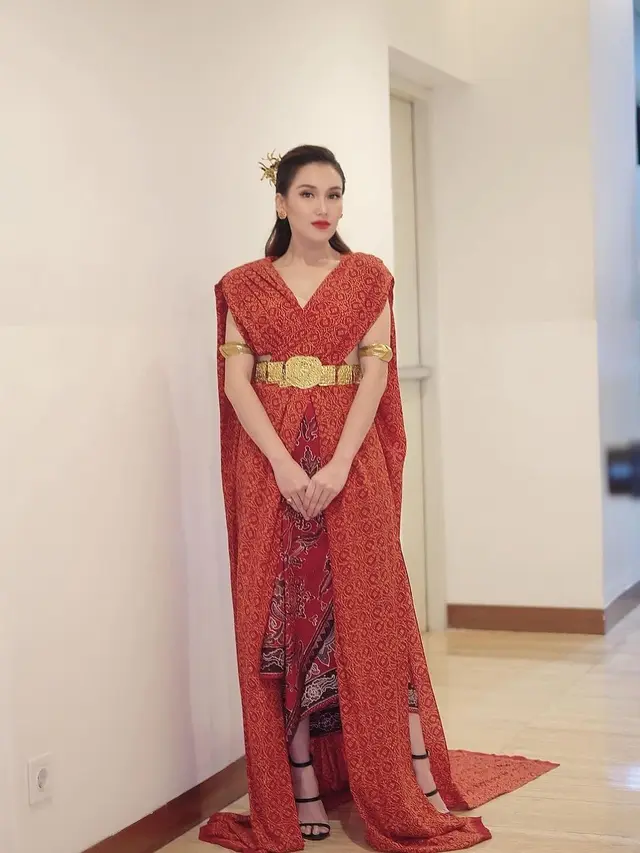 6 Gaya Manggung Ayu Ting Ting Pakai Wastra, Padu Padan Elegan nan Modern