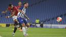 Gelandang Manchester United, Bruno Fernandes, melepaskan tembakan ke gawang Brighton pada laga Premier League pekan ke-32 di Stadion Falmer, Rabu (1/7/2020) dini hari WIB. Manchester United menang 3-0 atas Brighton. (AFP/Mike Hewitt/pool)