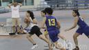 Para pebasket Merpati Bali berusaha mengejar pebasket UPH saat laga uji coba. Lemahnya konsistensi permainan merupakan fokus utama yang akan dibenahi klub asal Pulau Dewata tersebut. (Bola.com/M Iqbal Ichsan)