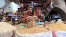 Pedagang menunggu pembeli menjelang bulan suci Ramadan di pasar kota tua Sanaa, Yaman, Sabtu (18/4/2020). Umat muslim di Timur Tengah bersiap untuk bulan Ramadan yang suram akibat pandemi virus corona COVID-19. (Mohammed HUWAIS/AFP)