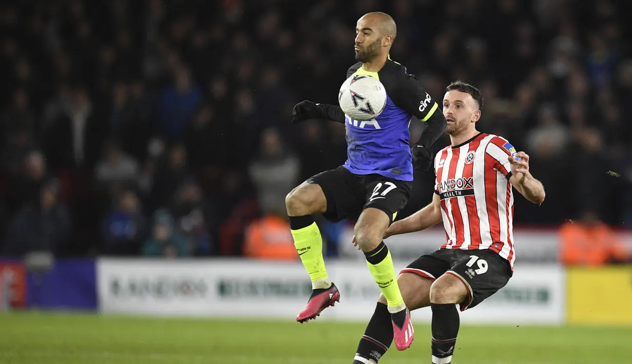 Gelandang Tottenham Hotspur Lucas Moura (kiri) mengontrol bola di sebelah bek Sheffield United Jack Robinson pada putaran kelima Piala FA 2022/2023 di Bramall Lane, Rabu (2/3/2023) dini hari WIB. Skuad asuhan Antonio Conte itu mencatatkan 17 peluang, tetapi hanya ada empat yang on target. (Photo by Oli SCARFF / AFP)