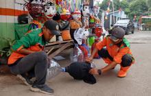 FOTO: Kreasi Ondel-Ondel Mini Galon Bekas Karya Petugas UPS Lingkungan Hidup DKI Jakarta yang Bernilai Tinggi