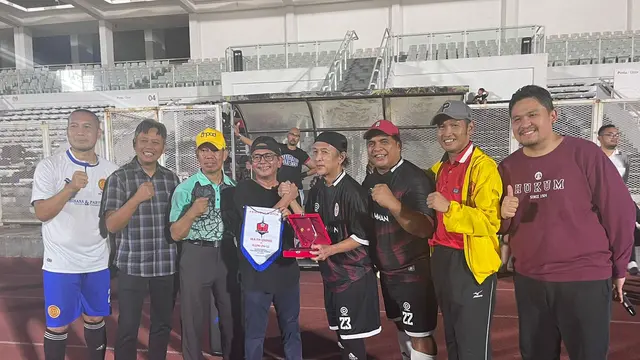 IKA FH Unpad dan ILUNI FHUI Tanding Sepak Bola di GBK