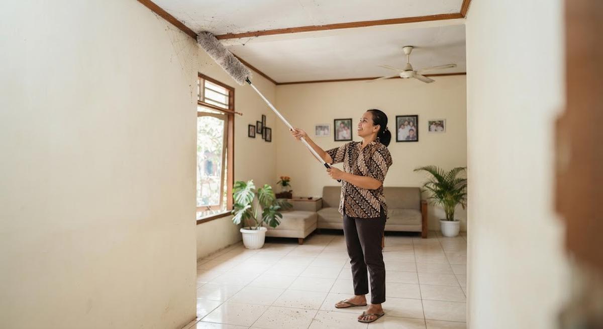Cara membersihkan plafon tanpa tangga membersihkan sarang laba-laba tanpa tangga