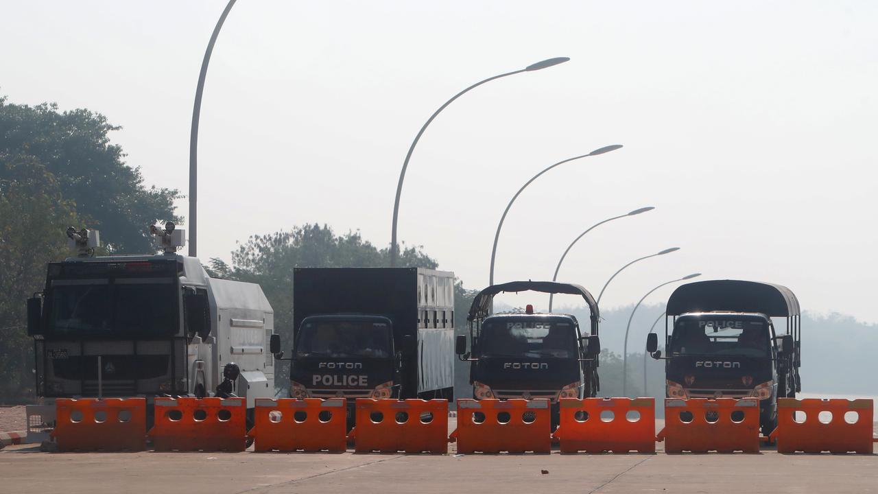 Militer Myanmar Kerahkan Kendaraan Lapis Baja Blokir Jalan Menuju Gedung Parlemen