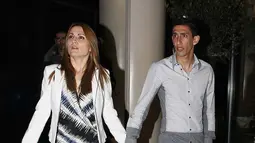 Angel Di Maria menggandeng mesra istrinya, Jorgelina Cardoso (EA Monn)