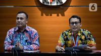 Plt Jubir KPK Ali Fikri (kanan) bersama Ketua KPK Firli Bahuri menyampaikan keterangan terkait pengembangan kasus proyek jalan Bengkalis di Gedung KPK, Jakarta, Jumat (17/1/2020). Proyek jalan Bengkalis juga ikut menjerat Bupati Amril Mukminin. (merdeka.com/Dwi Narwoko)
