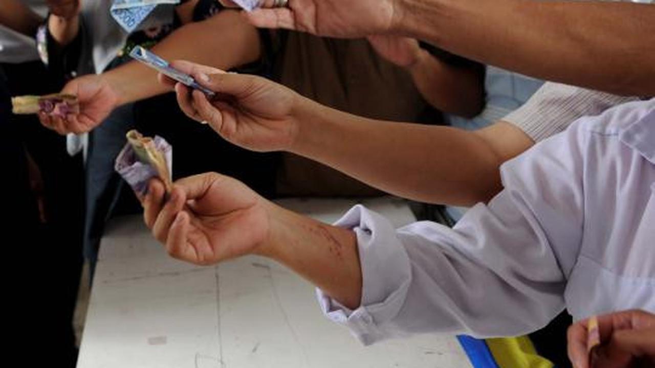Warga berebut sembako murah