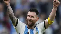 Penyerang Argentina, Lionel Messi merayakan kemenangan atas Kroasai setelah pertandingan semifinal Piala Dunia 2022 di Stadion Lusail di Lusail, Qatar, Rabu (14/12/2022). Messi hampir pasti memecahkan rekor Matthaus ini karena Argentina akan main di final Piala Dunia 2022. (AP Photo/Natacha Pisarenko)