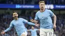 Pemain Manchester City, Kevin De Bruyne, melakukan selebrasi setelah mencetak gol ke gawang Arsenal pada laga Liga Inggris di Stadion Etihad, Kamis (27/4/2023). (AP Photo/Dave Thompson)