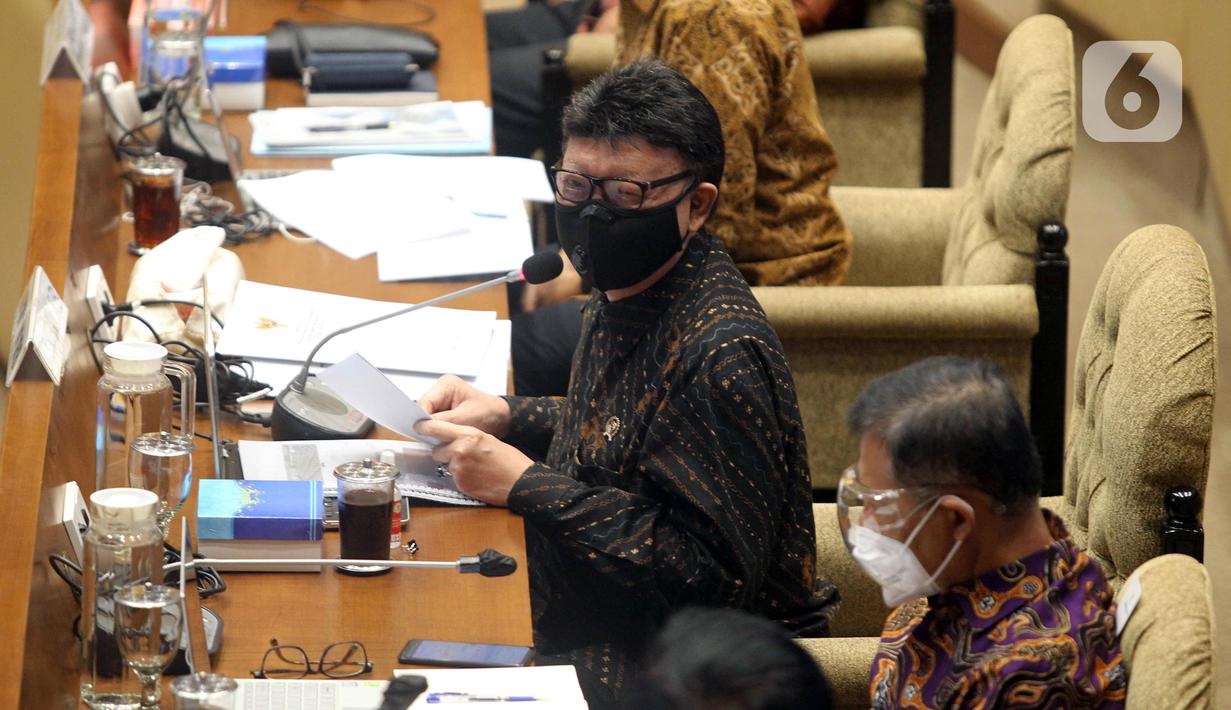 Menteri Pendayagunaan Aparatur Negara dan Reformasi Birokrasi (PANRB) Tjahjo Kumolo mengikuti rapat kerja dengan Komisi II DPR di Kompleks Parlemen, Senayan, Jakarta, Rabu (24/3/2021). Rapat kerja tersebut membahas rekrutmen CPNS tahun 2021. (Liputan6.com/Angga Yuniar)