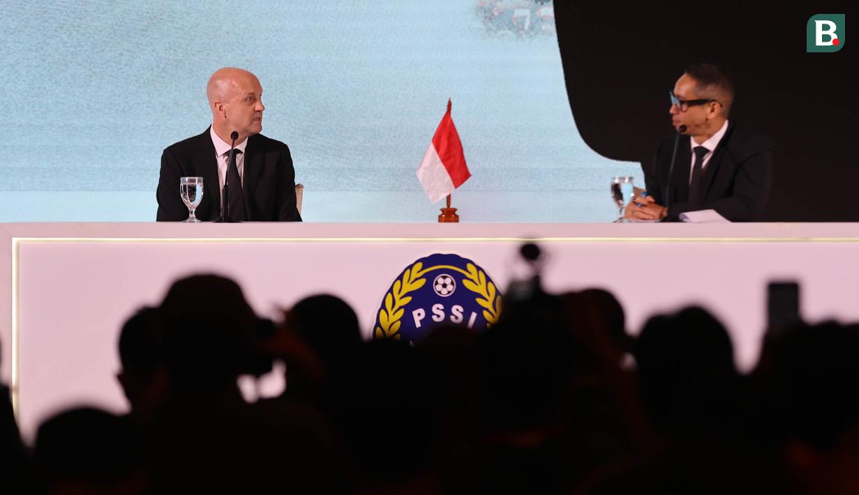 Jordi Cruyff saat ditanyakan oleh pembawa acara di atas panggung dalam acara perkenalan dirinya sebagai penasihat teknik PSSI di Hotel Mulia Senayan, Jakarta, Selasa (11/3/2025) sore. (Bola.com/Abdul Aziz)