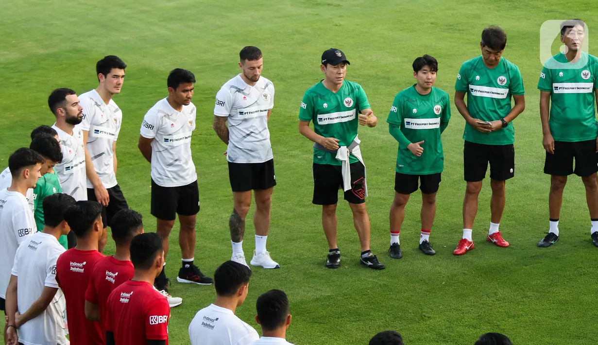 Shin Tae-yong memberikan instruksi, para pemain melakukan pemanasan dengan jogging mengelilingi lapangan. (Liputan6.com/Herman Zakharia)