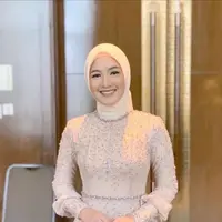 Cut Syifa mengenakan kebaya modern warna nude yang dihiasi dengan payet berkilauan. Ia juga memakai hijab warna senada, bawahan batik, dan sepasang sepatu high heels. [Instagram/cutsyifaa]