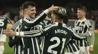 Selebrasi gelandang Manchester United, Mason Mount (kiri) bersama rekannya, Antony setelah mencetak gol ke gawang Brentford pada laga pekan ke-30 Premier League 2023/2024 di Gtech Community Stadium, London, Sabtu (30/3/2024). (AP Photo/Ian Walton)