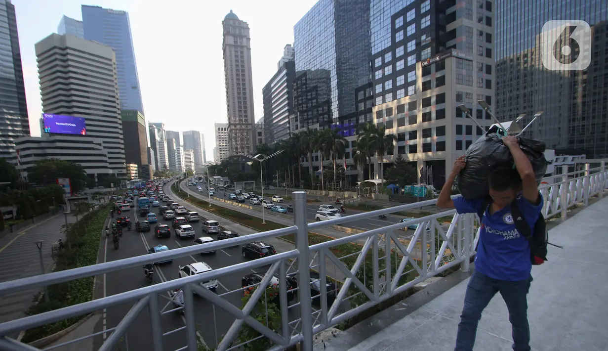Pejalan kaki melintas di antara gedung bertingkat di kawasan Sudirman, Jakarta, Jumat (15/11/2019). Gubernur DKI, Anies Baswedan, memastikan, meski ibu kota akan pindah ke  Kalimantan Timur, Jakarta akan tetap menjadi pusat perekonomian Indonesia. (Liputan6.com/Angga Yuniar)