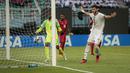 <p>Kiper Timnas Panama U-17, Manuel Romero kebobolan gol lewat tandukan pemain Timnas Maroko U-17, Saifdine Chlagmmo pada laga pembuka Piala Dunia U-17 2023 Grup A di Stadion Gelora Bung Tomo, Surabaya, Jumat (10/11/2023) WIB. (Bola.com/Bagaskara Lazuardi)</p>