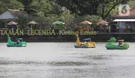 Pengunjung menaiki perahu di kawasan Taman Mini Indonesia Indah (TMII) di Jakarta, Kamis (5/5/2022). Pengelola TMII membatasi jumlah pengunjung maksimal 15 ribu orang pada libur Lebaran karena kawasan tersebut masih dalam tahap revitalisasi untuk persiapan G20. (Liputan6.com/Herman Zakharia)