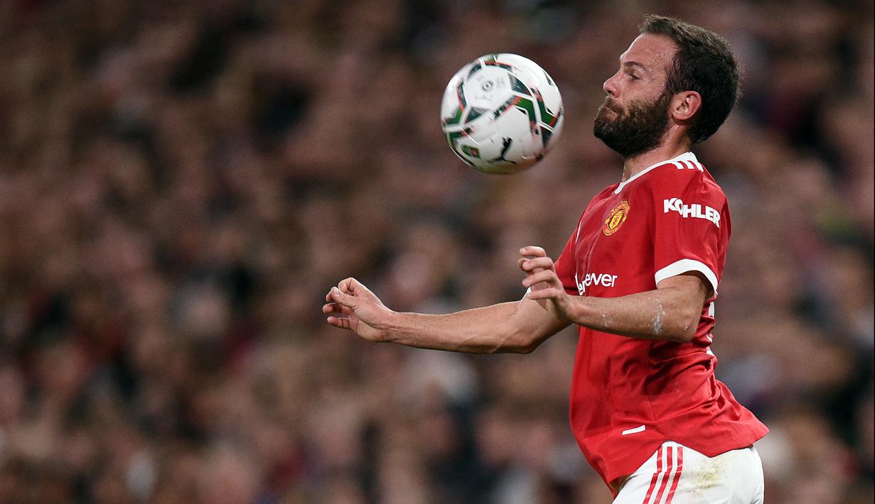 Juan Mata - Pemain asal Spanyol ini merupakan salah satu idola para suporter Manchester United. Namun karena usianya yang sudah menua dan tampak sulit bersaing membuat fans menilai sudah saatnya ia pergi. (AFP/Oli Scarff)
