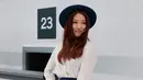 Aktris Korea Selatan Park Shin-hye berpose saat menghadiri fashion show Chanel koleksi Spring/Summer 2016 pada  pekan mode bergengsi Paris Fashion Week di Grand Palais, Prancis, Selasa (6/10/2015). (AFP PHOTO/FRANCOIS GUILLOT)